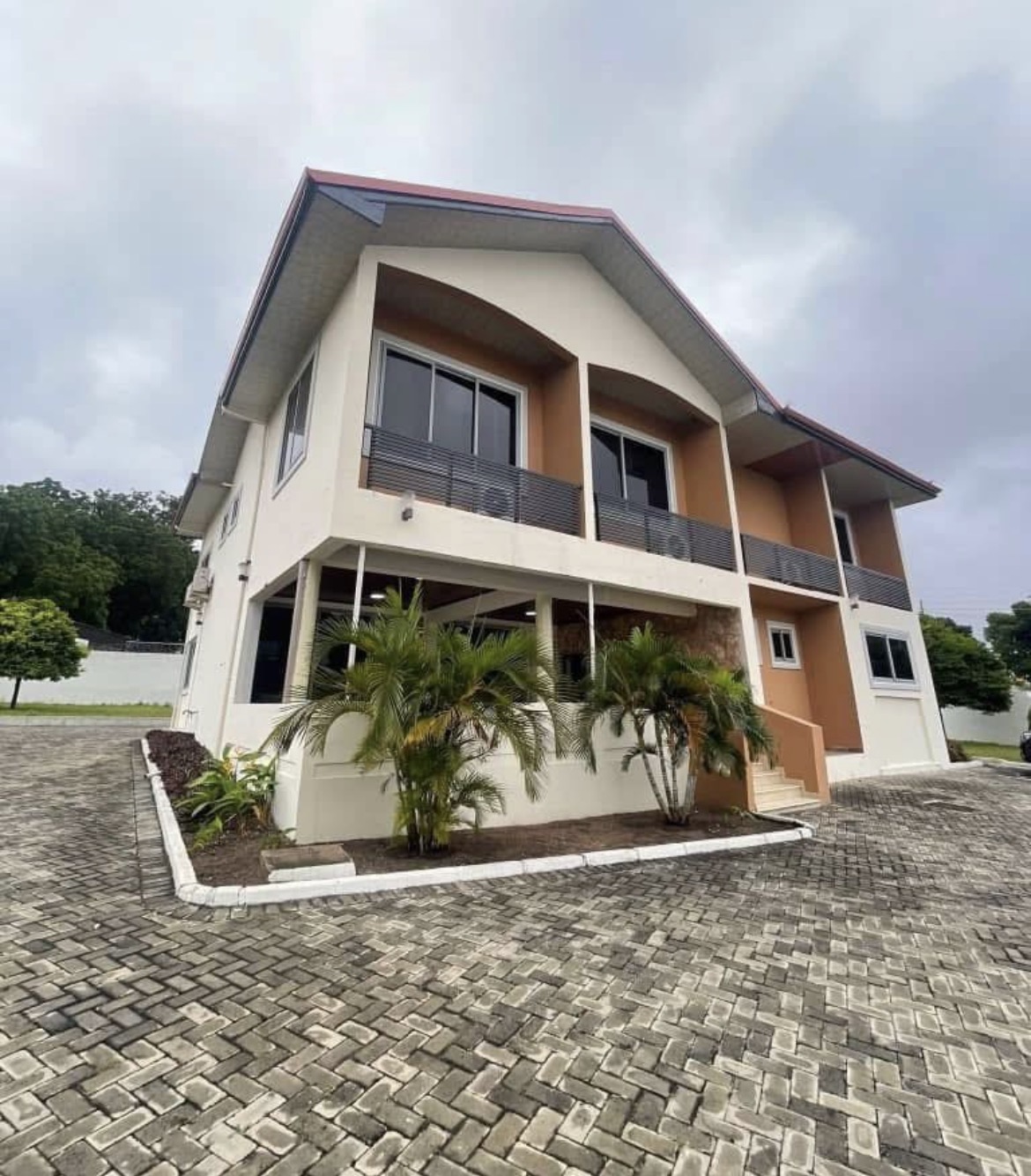 6-BEDROOM HOUSE + 2 SERVANT’S QUARTERS